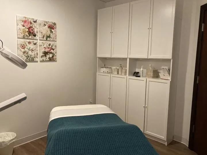 https://cdn.salonspotlight.com/photos/WarfQs5OsElEFW1lj4HP/8ed1a5c5-c948-4496-b084-d2831bf809ac_720x720