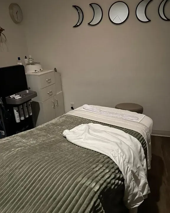 https://cdn.salonspotlight.com/photos/WarfQs5OsElEFW1lj4HP/c998cb1f-3bcc-4f4f-97f8-005e4991a45c_720x720
