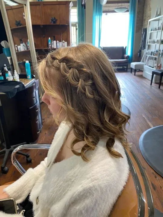 https://cdn.salonspotlight.com/photos/Wb10ax3YGhhISK7IzhdQ/18deb93e-cf88-4168-9f09-f29050a14450_720x720