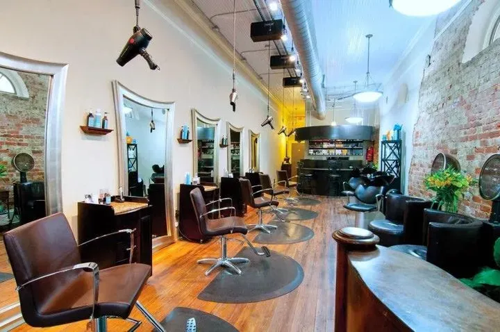 https://cdn.salonspotlight.com/photos/Wb10ax3YGhhISK7IzhdQ/43258c25-7bba-4582-a512-58c99bdd3c84_720x720