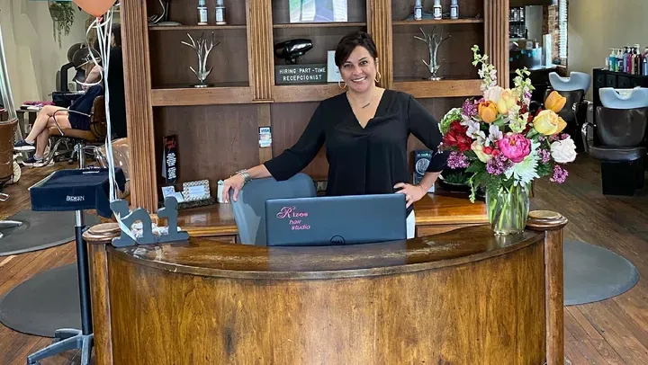 https://cdn.salonspotlight.com/photos/Wb10ax3YGhhISK7IzhdQ/e462f8c4-770a-4f49-ac3f-19d83bc3ace4_720x720