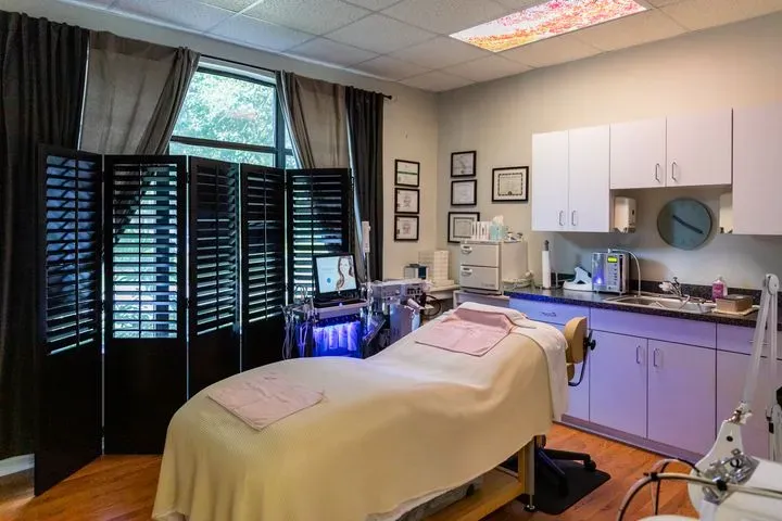 https://cdn.salonspotlight.com/photos/WbQG1x7H3YOYppMHqdnk/5c222d58-90c0-480e-9b73-230b0f902067_720x720