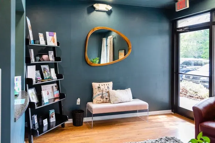 https://cdn.salonspotlight.com/photos/WbQG1x7H3YOYppMHqdnk/72af4298-81c3-4c27-bc4d-c03f60d33451_720x720