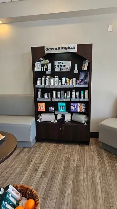 https://cdn.salonspotlight.com/photos/WdZTzUkjq8YgNnUs7POX/f0c54488-a40f-4acb-bbd1-07162fe2c22b_720x720