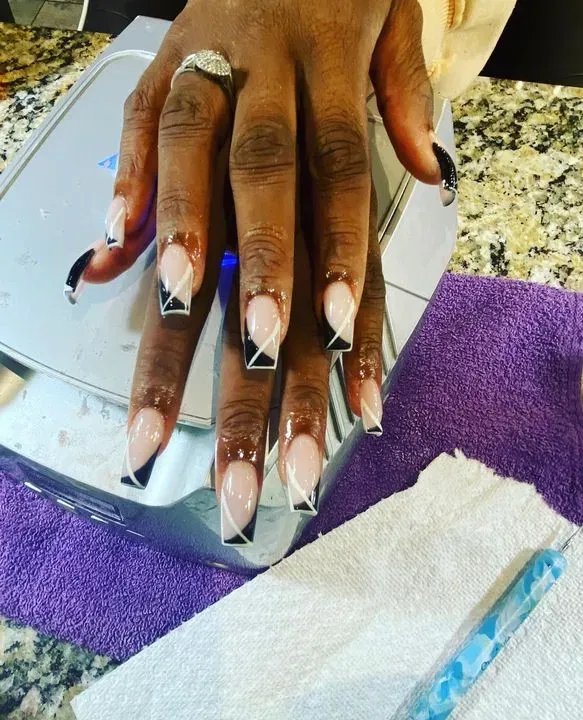 https://cdn.salonspotlight.com/photos/We6N0DPxDq2PSA6S946p/9b8ef1e6-c960-4f5b-bad1-8831f9fe891c_720x720