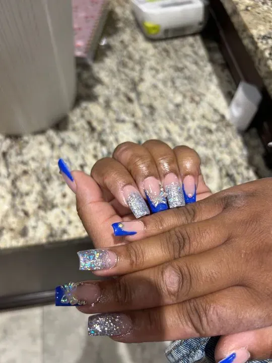 https://cdn.salonspotlight.com/photos/We6N0DPxDq2PSA6S946p/cc65a356-2eb8-4b11-a6f8-7245c4bdd8b6_720x720