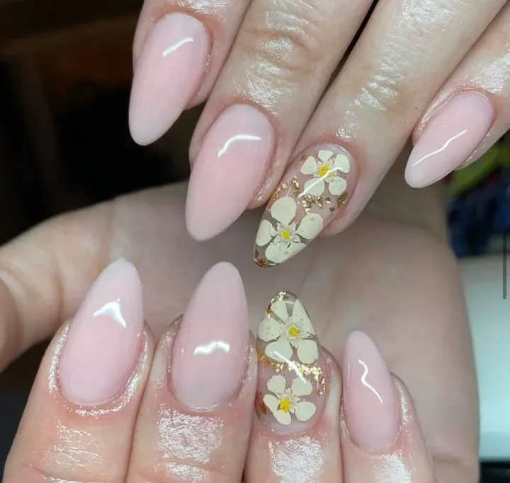https://cdn.salonspotlight.com/photos/WinC1cZfQjBIWwj6apT4/932039a0-3aab-41a8-9b50-b247cd8444be_720x720