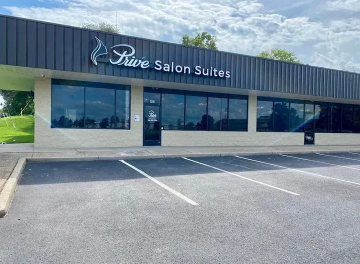 https://cdn.salonspotlight.com/photos/Wk8x68vtO5MiWBkdxUP2/49b15d36-071e-4b29-a9e0-eba3ccd5047a_720x720
