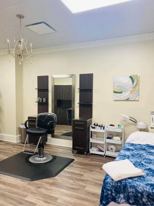 https://cdn.salonspotlight.com/photos/Wk8x68vtO5MiWBkdxUP2/744281aa-a5c3-4af0-8aa8-3001c6b90441_720x720