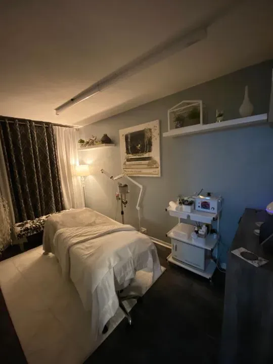 https://cdn.salonspotlight.com/photos/WlwknhzOdwedZru5ljV6/39fc4815-33de-4518-83d2-c6ba17e489b4_720x720