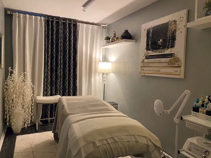 https://cdn.salonspotlight.com/photos/WlwknhzOdwedZru5ljV6/88ddb10c-21a9-44c9-bb33-58f3f5a7333d_720x720