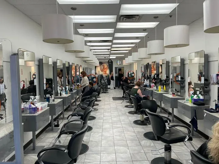 https://cdn.salonspotlight.com/photos/WmFriRsHRp4nlfFSsRiJ/c31c9fd0-99fd-48c2-874a-adce5ee5df7f_720x720