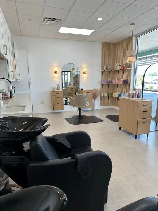 https://cdn.salonspotlight.com/photos/WrSMYxrVTwxYRSTJpCAj/23f2d584-d732-4125-9fec-7ee54125b75f_720x720