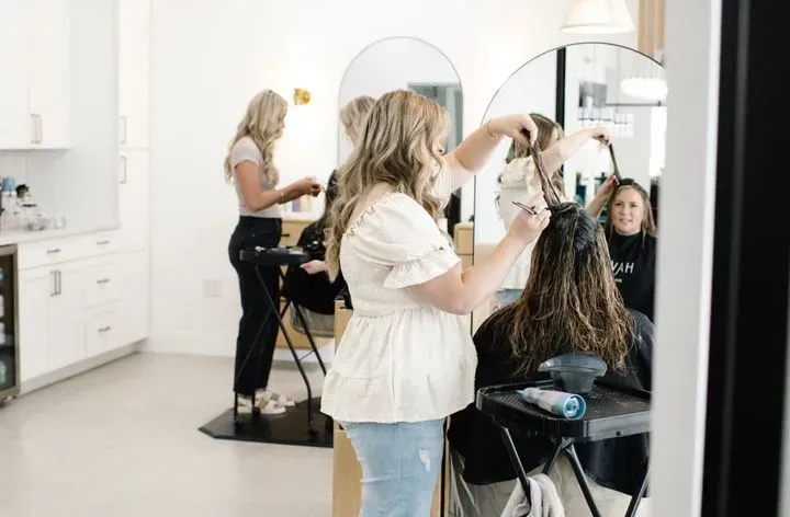 https://cdn.salonspotlight.com/photos/WrSMYxrVTwxYRSTJpCAj/6d782584-deb4-4e36-a426-707fa7ba08b5_720x720