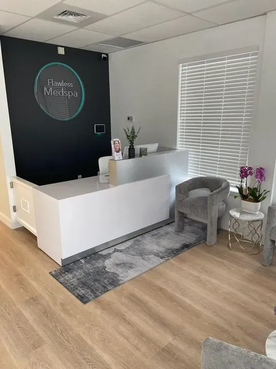 https://cdn.salonspotlight.com/photos/WrfHxzkfnhtsMoa3Ht3x/a96bc7c3-13c3-4bbd-a72c-9b66c7c37363_720x720