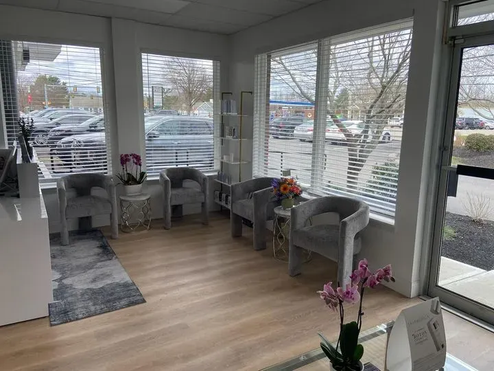https://cdn.salonspotlight.com/photos/WrfHxzkfnhtsMoa3Ht3x/f0b38b64-ddc4-460c-81b5-2df3b4c18ef7_720x720
