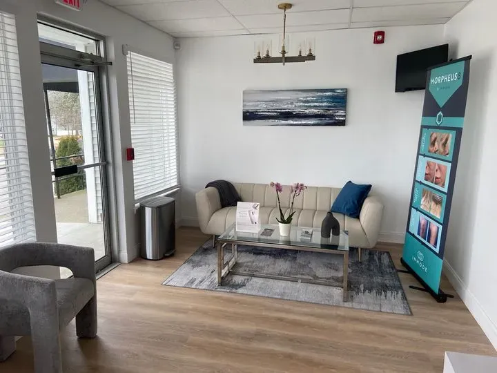 https://cdn.salonspotlight.com/photos/WrfHxzkfnhtsMoa3Ht3x/f6baef3a-20e6-4b93-9f15-f8bc8190637a_720x720
