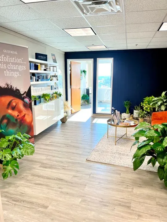 https://cdn.salonspotlight.com/photos/WsqUbhCeNUg0OmV3VuRF/6257ca60-f2d5-4319-b531-c29ae9813f1f_720x720