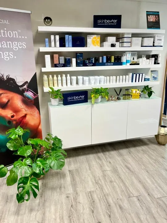 https://cdn.salonspotlight.com/photos/WsqUbhCeNUg0OmV3VuRF/70662a10-5dd6-4081-a7a2-f00b28eb896d_720x720