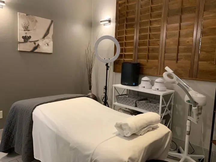 https://cdn.salonspotlight.com/photos/WuzZeCja4BjuUAa1loW5/10d57ebf-e4eb-4858-b3e4-359144077435_720x720
