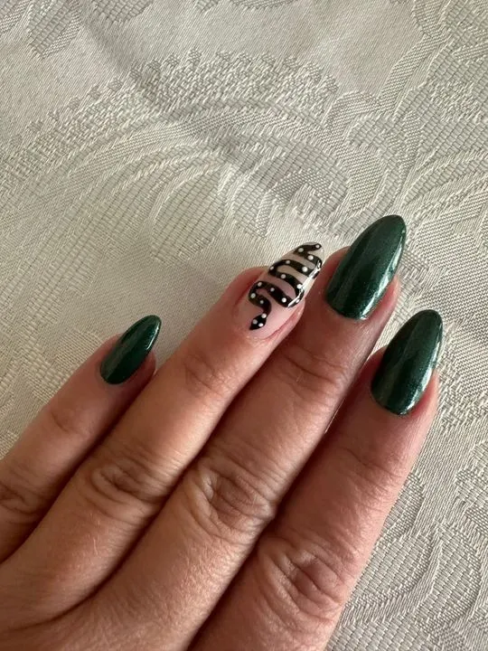 https://cdn.salonspotlight.com/photos/WwDh3V5m4AdvctpgItwG/0e23671c-bb7b-49a2-a130-3db5e5cf1b0d_720x720