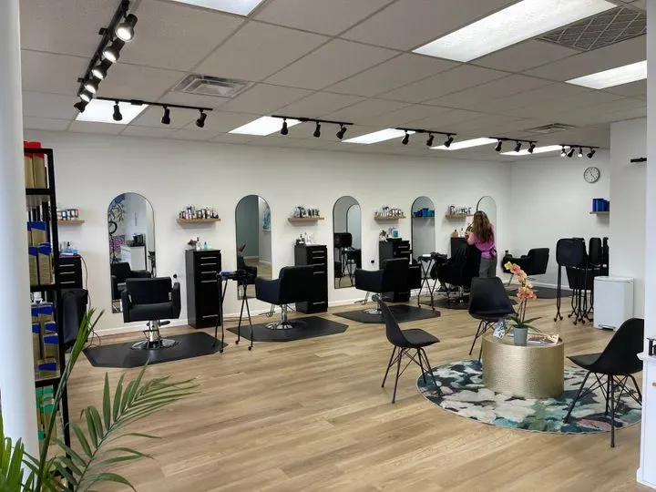 https://cdn.salonspotlight.com/photos/Wx9P9rLuATli1Kl540hg/9bca8525-a0a2-49b4-903d-ecb265dc8587_720x720