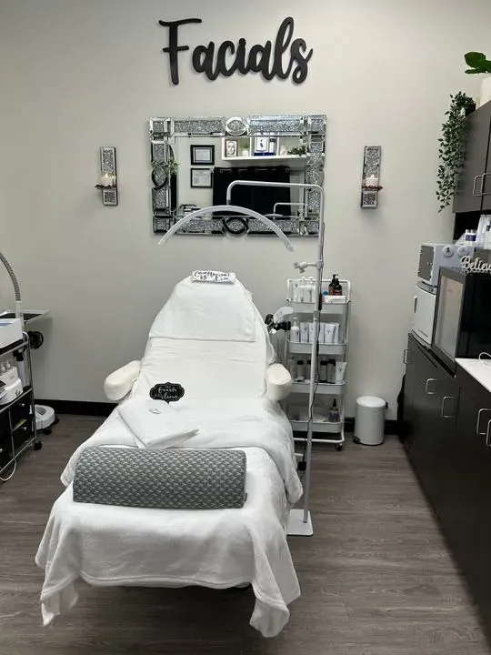 https://cdn.salonspotlight.com/photos/X0PHqMnFaELO9YTyNbYF/745cbbb4-28bd-4412-81dc-79321271c557_720x720