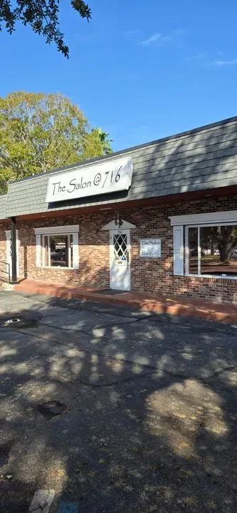 https://cdn.salonspotlight.com/photos/X3UQJrVDSrcXavT5s9mk/62960f66-0643-421c-a144-0e08731c006c_720x720
