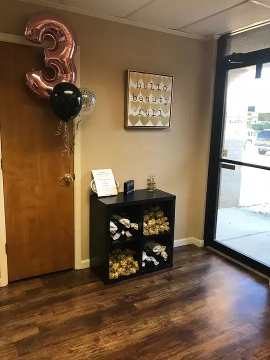 https://cdn.salonspotlight.com/photos/X60HgPzHtox4ax3DbGgP/ac851b57-c468-41f8-b807-16d97fe39f05_720x720
