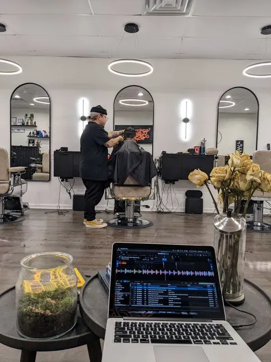 https://cdn.salonspotlight.com/photos/X7h1nnPJKSTZ3pLugQbP/0946d46e-5377-4603-b995-b3b133954e40_720x720