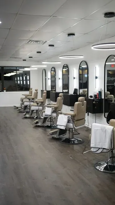 https://cdn.salonspotlight.com/photos/X7h1nnPJKSTZ3pLugQbP/60819b00-63a4-4bf5-b978-d03a4222ea20_720x720