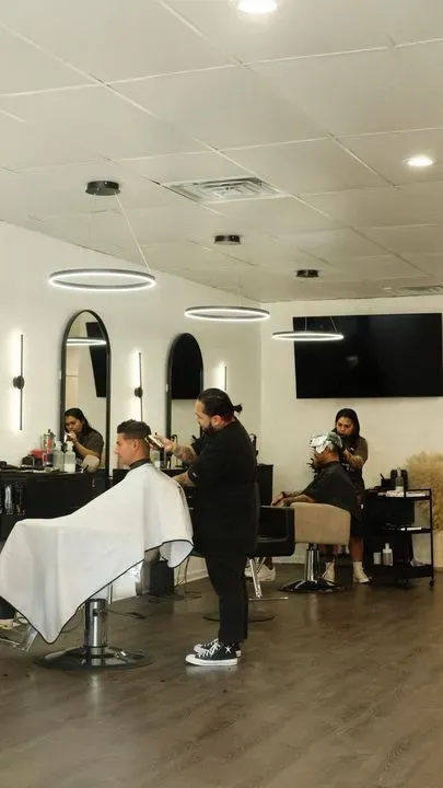 https://cdn.salonspotlight.com/photos/X7h1nnPJKSTZ3pLugQbP/8b2d53b3-d204-492f-a039-d481a92c1cdc_720x720