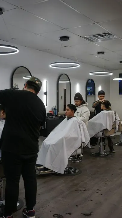 https://cdn.salonspotlight.com/photos/X7h1nnPJKSTZ3pLugQbP/8e7e2b49-f668-4c4f-a4d2-f691f806b7d5_720x720