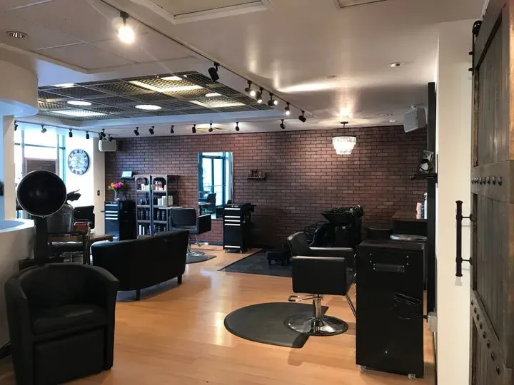 https://cdn.salonspotlight.com/photos/X9kxMXMZI7myDDHQf8vZ/6f911b98-b027-4b86-85e2-9b19f4a5e62d_720x720