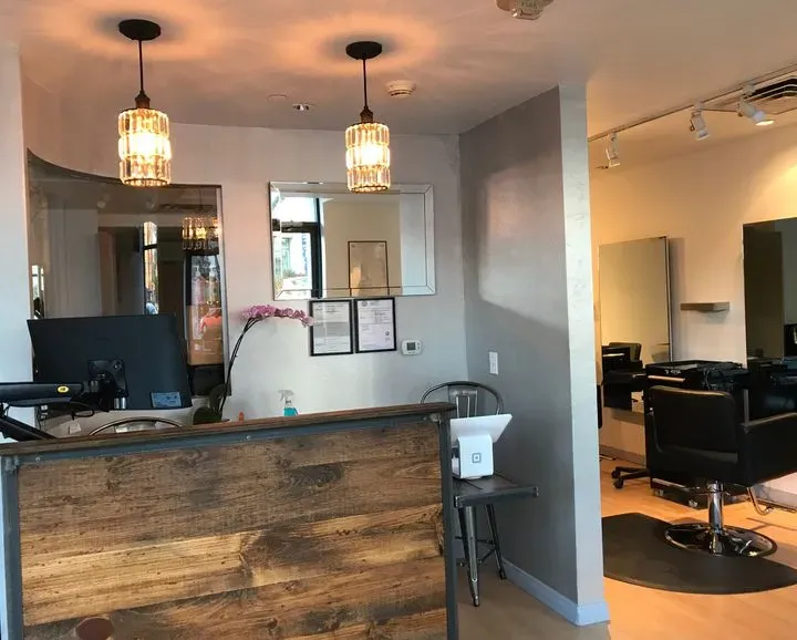 https://cdn.salonspotlight.com/photos/X9kxMXMZI7myDDHQf8vZ/e247a8f2-6e4d-4dad-8949-a219686308b1_720x720