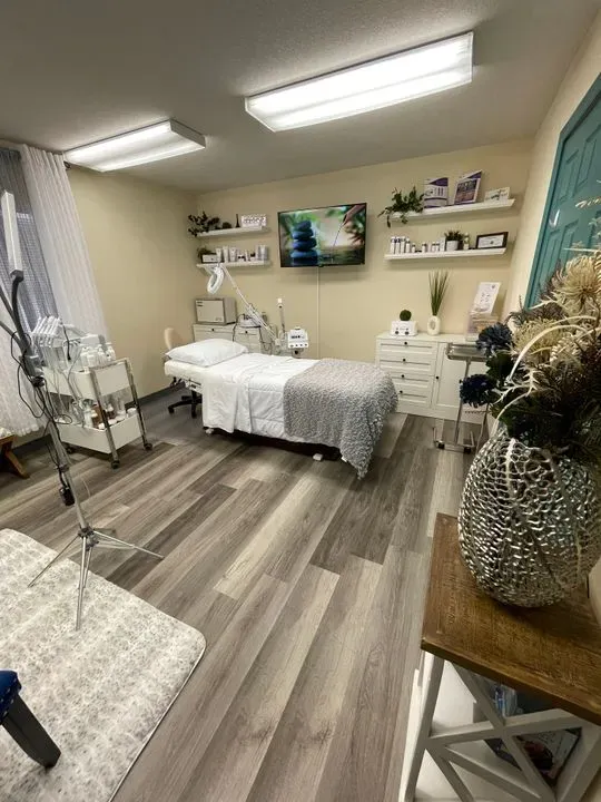 https://cdn.salonspotlight.com/photos/X9ymZ2630jBQ1LtzBSsj/554b6b55-1f05-4767-bb33-93339bbd7951_720x720