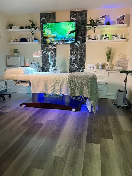 https://cdn.salonspotlight.com/photos/X9ymZ2630jBQ1LtzBSsj/950a329e-2143-4afa-b5a4-52901d7697e9_720x720