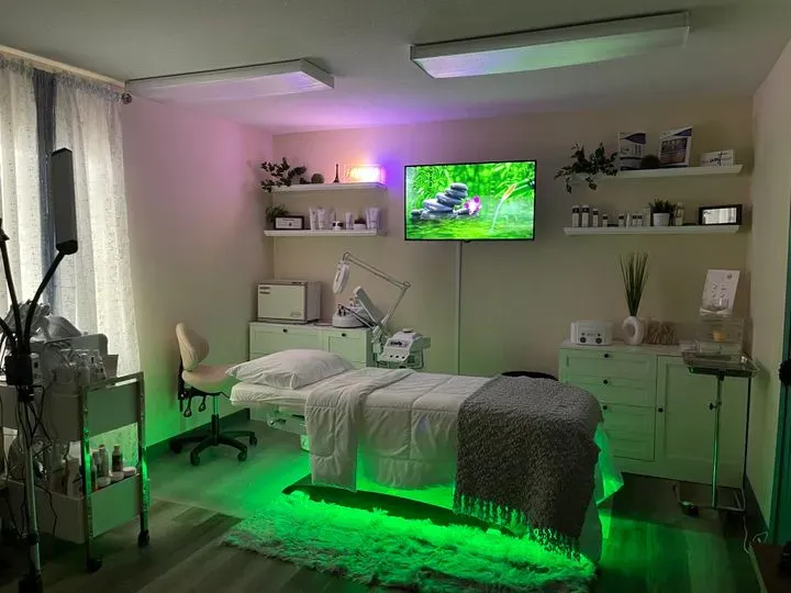 https://cdn.salonspotlight.com/photos/X9ymZ2630jBQ1LtzBSsj/9ef9e66d-df83-4b5c-947e-7f69d3989e6d_720x720