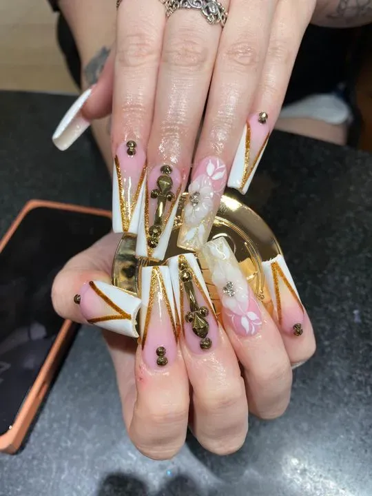 https://cdn.salonspotlight.com/photos/XBADs4j4UiivdFKFJIqJ/178a456f-9e3d-4828-9ab4-01c30fc57487_720x720