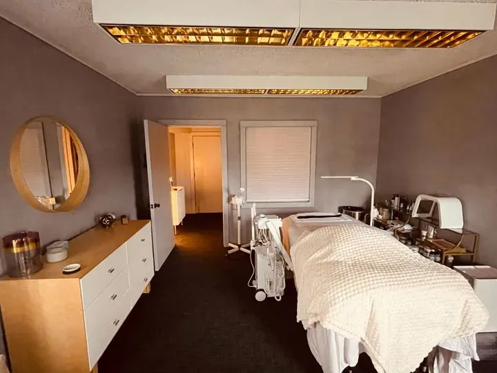 https://cdn.salonspotlight.com/photos/XBxs3sy59ATdM84IIZwO/70ea5e24-4df4-480a-b20d-e896dcc97e9c_720x720
