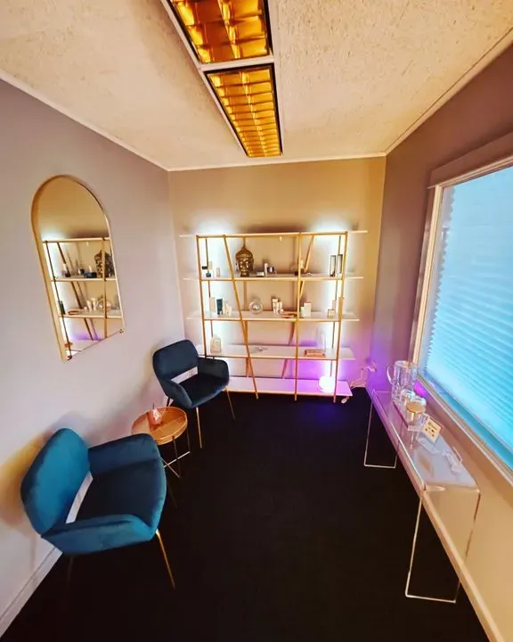 https://cdn.salonspotlight.com/photos/XBxs3sy59ATdM84IIZwO/d7ed9c49-9962-4dea-ae9f-b243ecaaede9_720x720