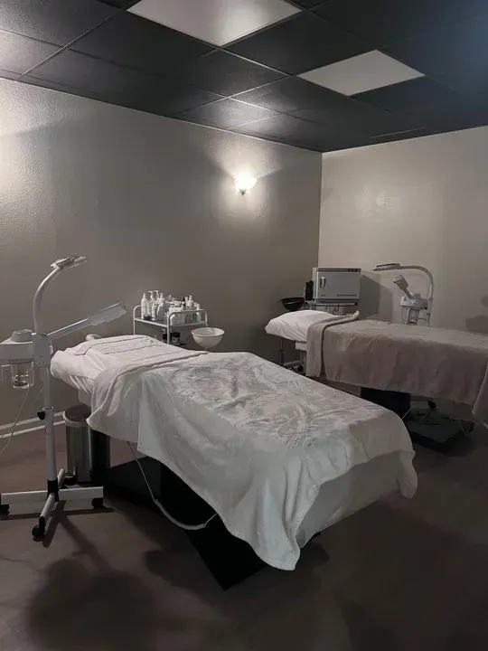 https://cdn.salonspotlight.com/photos/XBzfMoviNai7WI7cxtjd/dbb5f25f-991c-4035-ae82-8680e4d3d60d_720x720