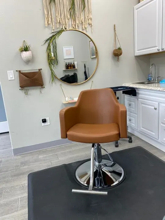 https://cdn.salonspotlight.com/photos/XHxR76weu5iO0fzQK2Zl/6048b573-660d-4bff-aca8-680fa187651a_720x720