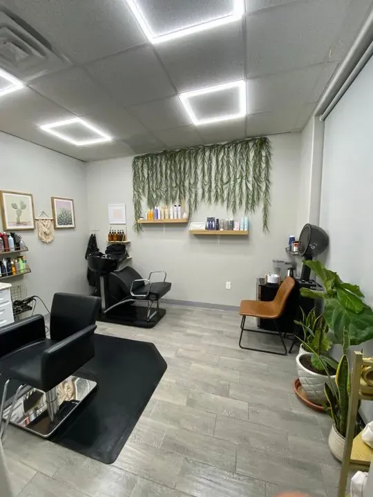 https://cdn.salonspotlight.com/photos/XHxR76weu5iO0fzQK2Zl/f92f378a-4e16-42ce-a3f4-0269c0795fc7_720x720