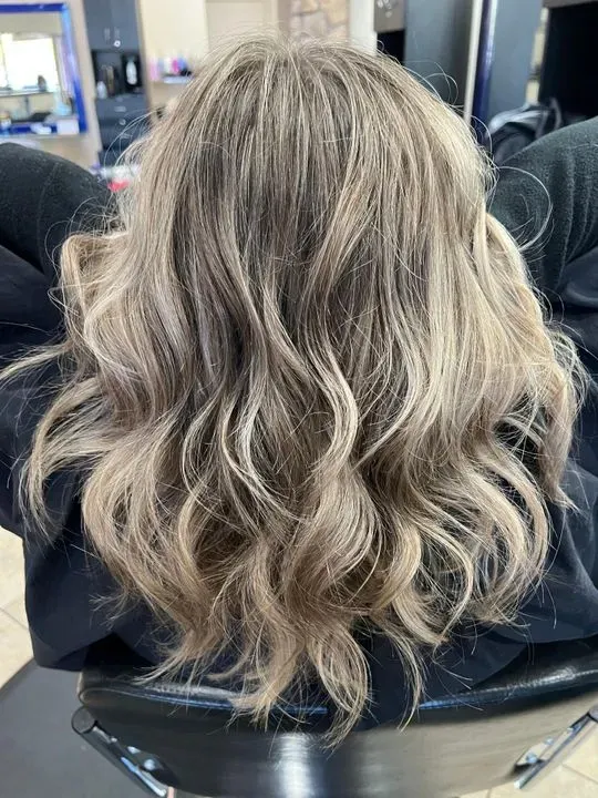 https://cdn.salonspotlight.com/photos/XIc2hoglQLm5m15YDWuR/de037795-00e7-4bd0-ad18-cf2ac334386d_720x720