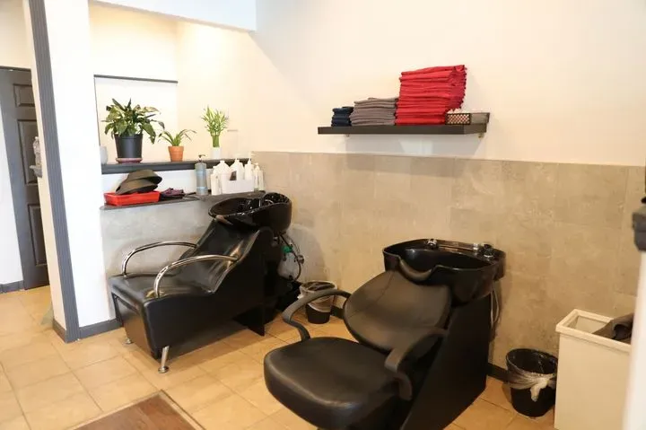 https://cdn.salonspotlight.com/photos/XJcRd578efXB9WnJLAQ9/e621fe11-4da1-4389-8801-9d9b1467173c_720x720