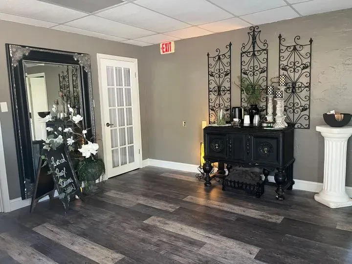 https://cdn.salonspotlight.com/photos/XLqchl1dK6VYoJ4sxeGe/95b11ea7-3d3d-4058-bb2c-ca7924c71307_720x720