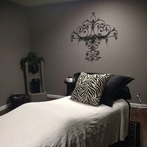 https://cdn.salonspotlight.com/photos/XLqchl1dK6VYoJ4sxeGe/b7d7ed93-0586-4417-823a-1e7a36247c49_720x720