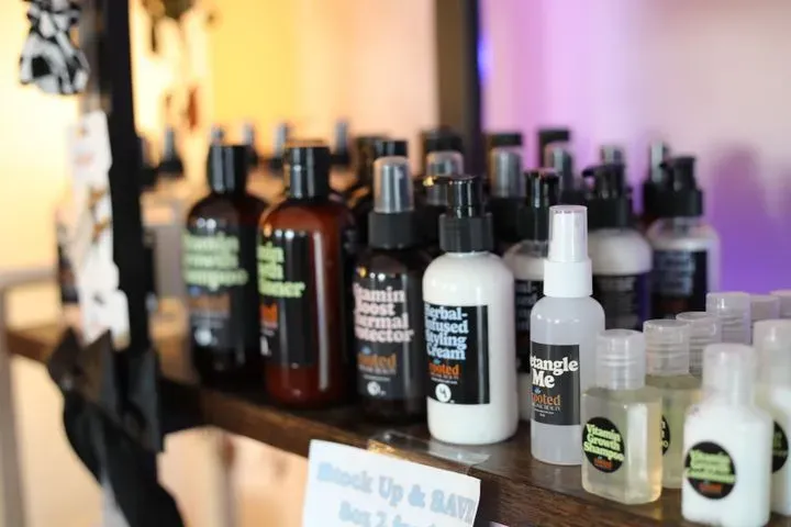 https://cdn.salonspotlight.com/photos/XMxe5x3vUw6kO9XpkvqO/1db4dd0e-11d5-4ae6-9632-a4086d9c2f4b_720x720