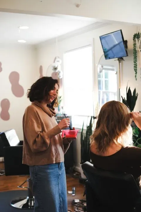 https://cdn.salonspotlight.com/photos/XMxe5x3vUw6kO9XpkvqO/8598d6fd-765a-4eb0-93bd-19a4dd4168cf_720x720